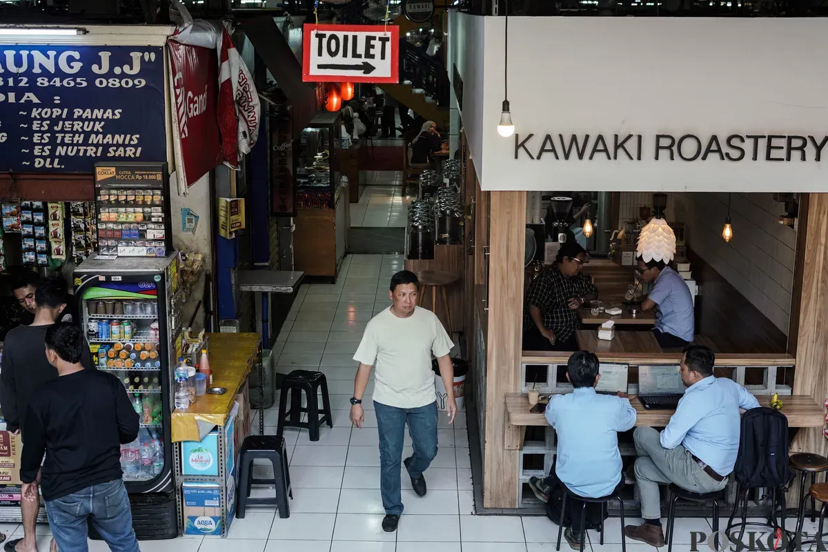 Warga melakukan transaksi QRIS di salah satu kedai kopi di Pasar Santa, Jakarta, Selasa, 22 Juli 2025. (Sumber: Poskota/Bilal Nugraha Ginanjar)
