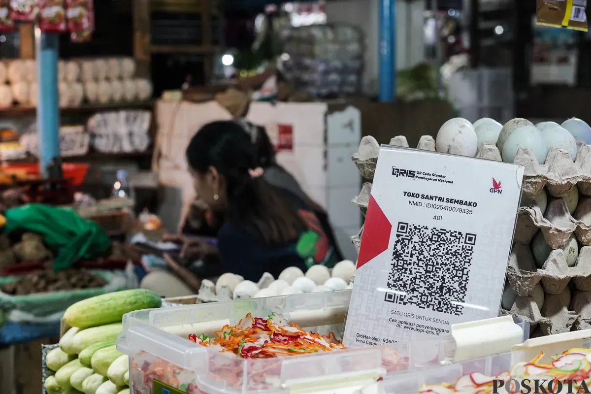 Warga melakukan transaksi QRIS di salah satu kedai kopi di Pasar Santa, Jakarta, Selasa, 22 Juli 2025. (Sumber: Poskota/Bilal Nugraha Ginanjar)