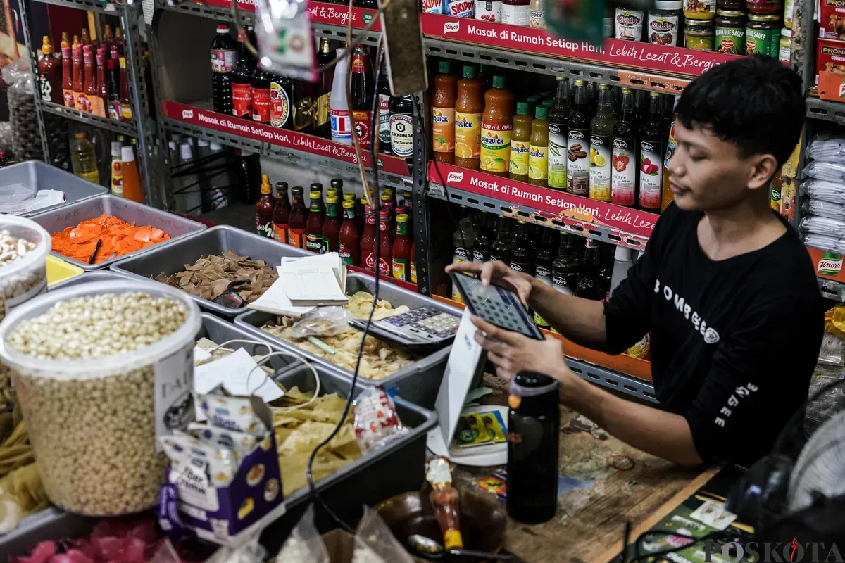 Warga melakukan transaksi QRIS di salah satu kedai kopi di Pasar Santa, Jakarta, Selasa, 22 Juli 2025. (Sumber: Poskota/Bilal Nugraha Ginanjar)