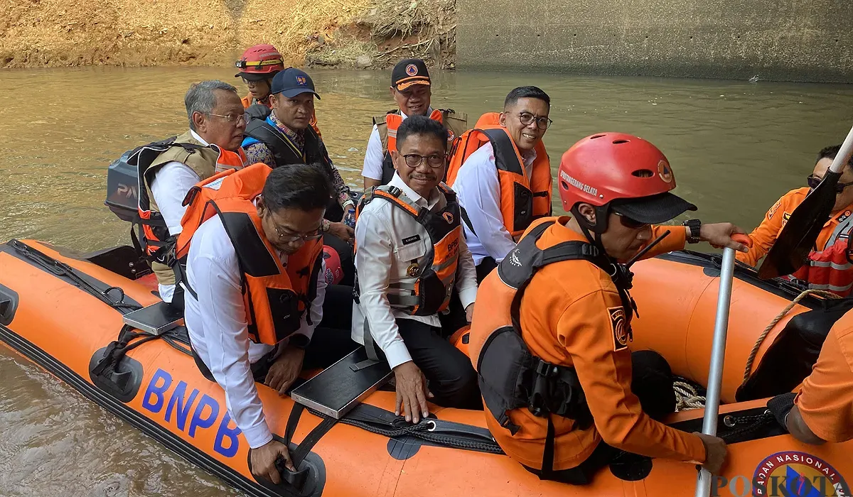 Gubernur Banten, Andra Soni bersama Wali Kota Tangsel, Benyamin Davnie dan Wali Kota Tangerang, Sachrudin, melakukan susur sungai di Kali Angke pada Rabu 23 Juli 2025. (Sumber: POSKOTA | Foto: Primayanti)