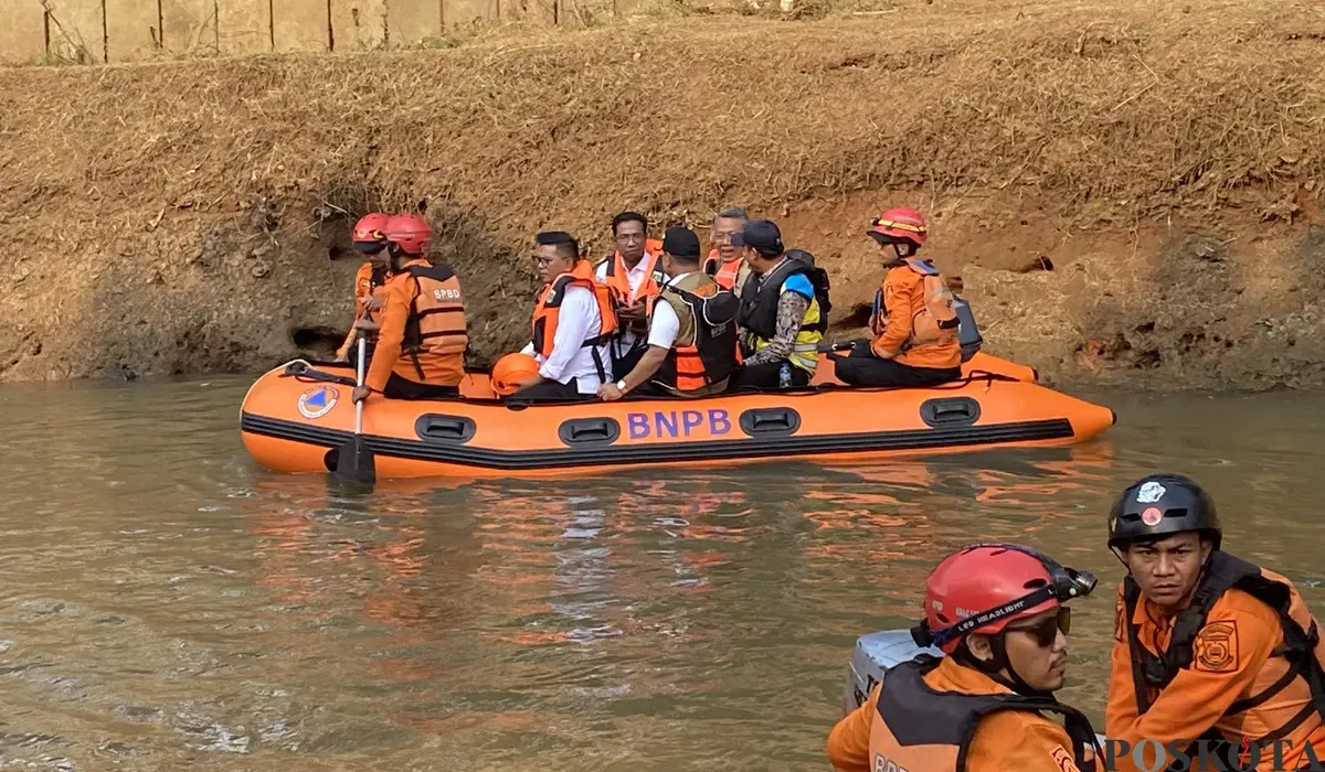 Gubernur Banten, Andra Soni bersama Wali Kota Tangsel, Benyamin Davnie dan Wali Kota Tangerang, Sachrudin, melakukan susur sungai di Kali Angke pada Rabu 23 Juli 2025. (Sumber: POSKOTA | Foto: Primayanti)