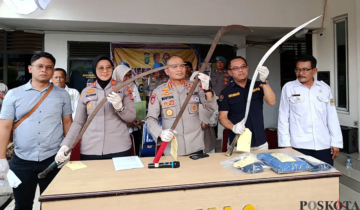 Polres Metro Bekasi Kota menunjukkan barang bukti senjata tajam yang disita dari pelaku tawuran dalam ekspose perkara pada Rabu, 23 Juli 2025. (Sumber: POSKOTA | Foto: Nurpini Aulia Rapika)