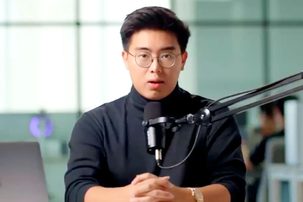 Potret Timothy Ronald yang membagikan sudut pandangnya tentang arti kekayaan dan cara menjadi kaya. (Sumber: YouTube/Timothy Ronald.)