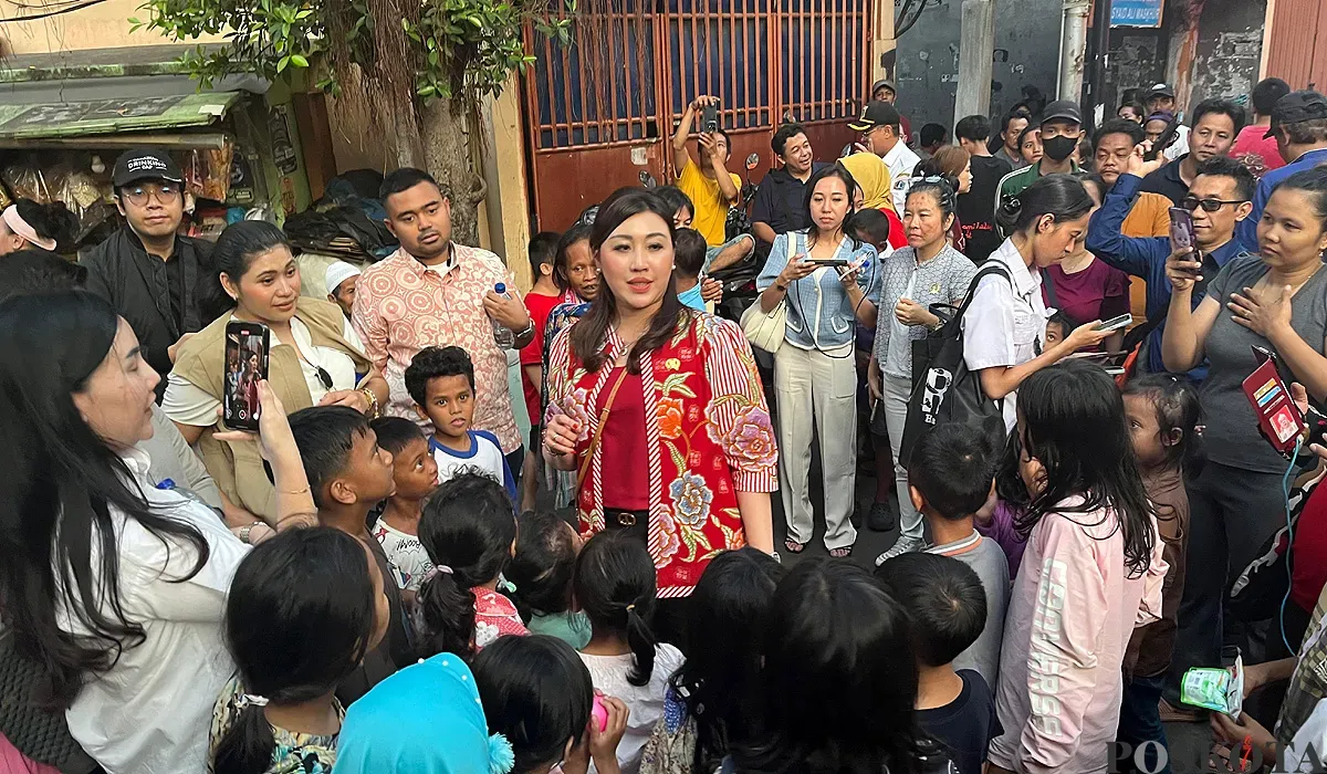 Anggota Komisi A DPRD Jakarta, Hilda  Kusuma Dewi, mengajak anak-anak terdampak kebakaran di Tambora, bermain bersama pada Rabu, 23 Juli 2025. (Sumber: POSKOTA | Foto: Pandi Ramedhan)
