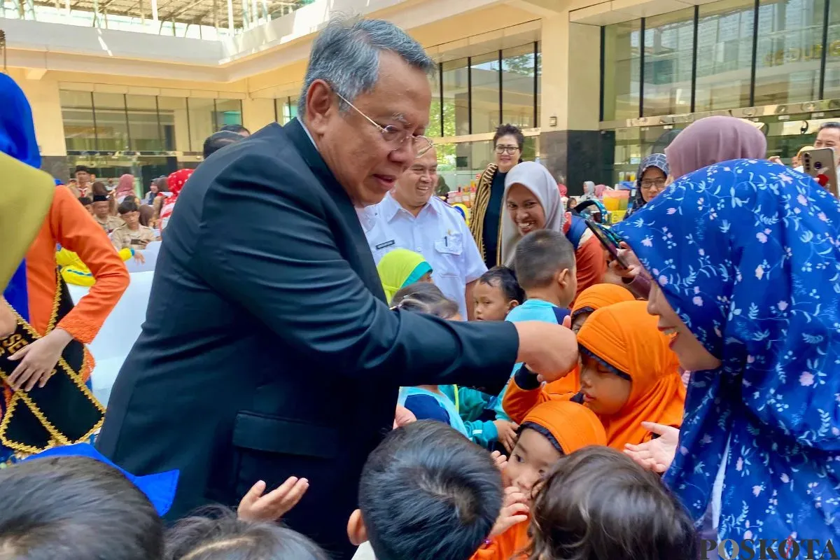 Wali Kota Tangerang Selatan (Tangsel), Benyamin Davnie dalam peringatan Hari Anak Nasional di Plaza Rakyat Puspemkot Tangsel, Rabu, 23 Juli 2025. (Sumber: Poskota/Primayanti Juli Kumala Manalu)