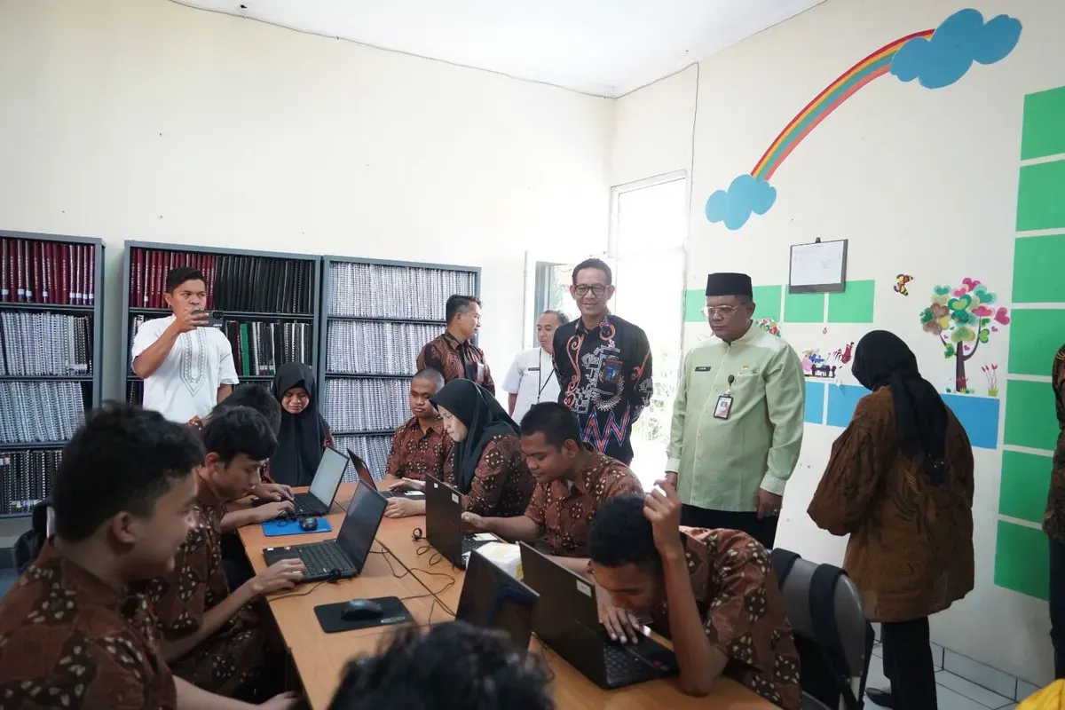 Peninjauan program Terang Aksara PLN Unit Induk Distribusi Jakarta Raya dengan menyediaakan fasilitas dan pelatihan teknologi bagi siswa difabel di Panti Sosial Bina Netra Rungu Wicara Cahaya Batin, Jakarta Timur (Sumber: Dok. PLN UID Jakarta Raya)