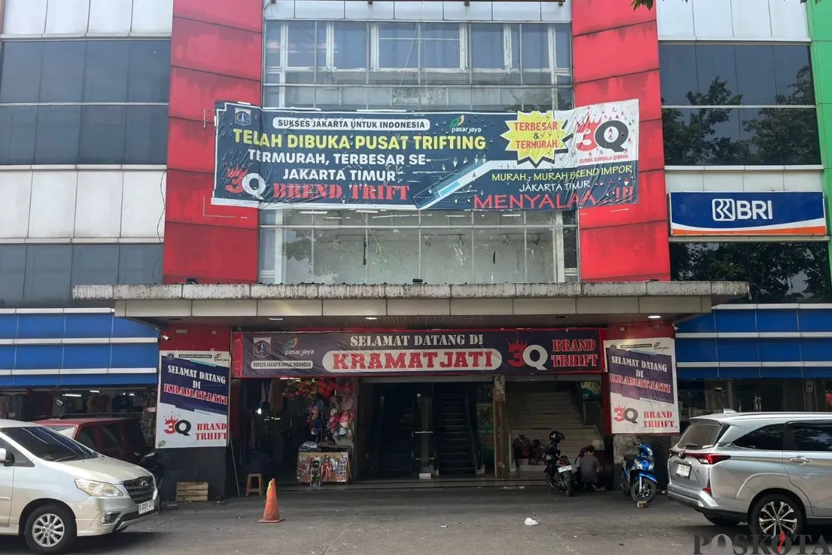 Pintu masuk Pasar Kramat Jati dengan dua eskalator yang sudah mati, Kamis, 24 Juli 2025. (Sumber: Poskota/Ali Mansur)
