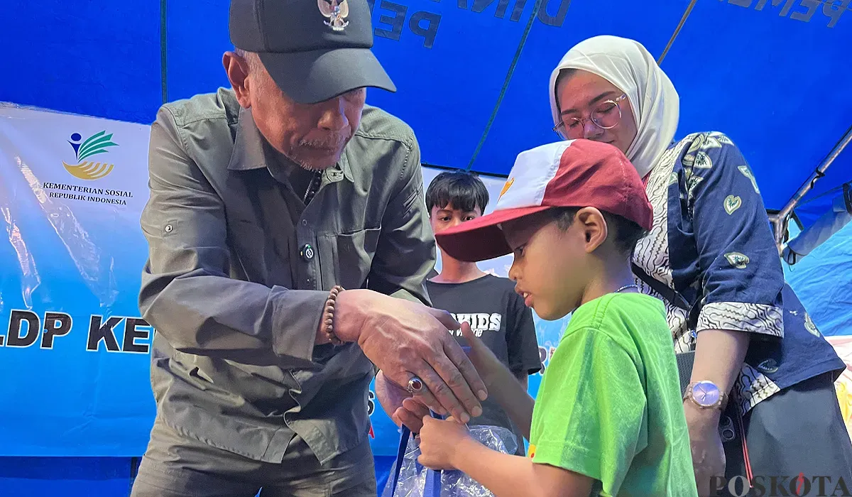 Wakil Menteri Sosial, Agus Jabo Priyono, memberikan bantuan kepada anak terdampak kebakaran di Tambora, Jakarta Barat, pada Kamis, 24 Juli 2025. (Sumber: POSKOTA | Foto: Pandi Ramedhan)