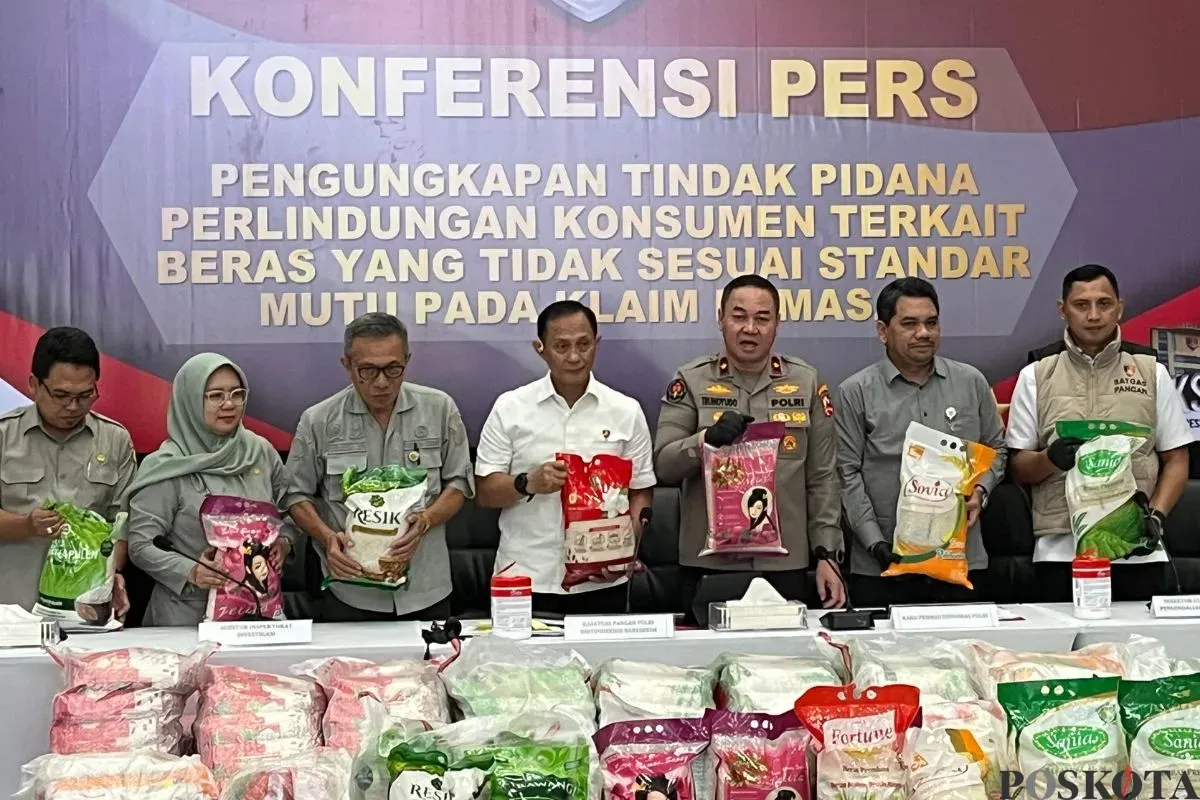 Satgas Pangan Polri mengungkap kasus perdagangan beras yang tidak memenuhi standar mutu, harga, dan takaran kemasan di Mabes Polri, Jakarta Selatan, Kamis, 24 Juli 2025. (Sumber: Poskota/Ali Mansur)