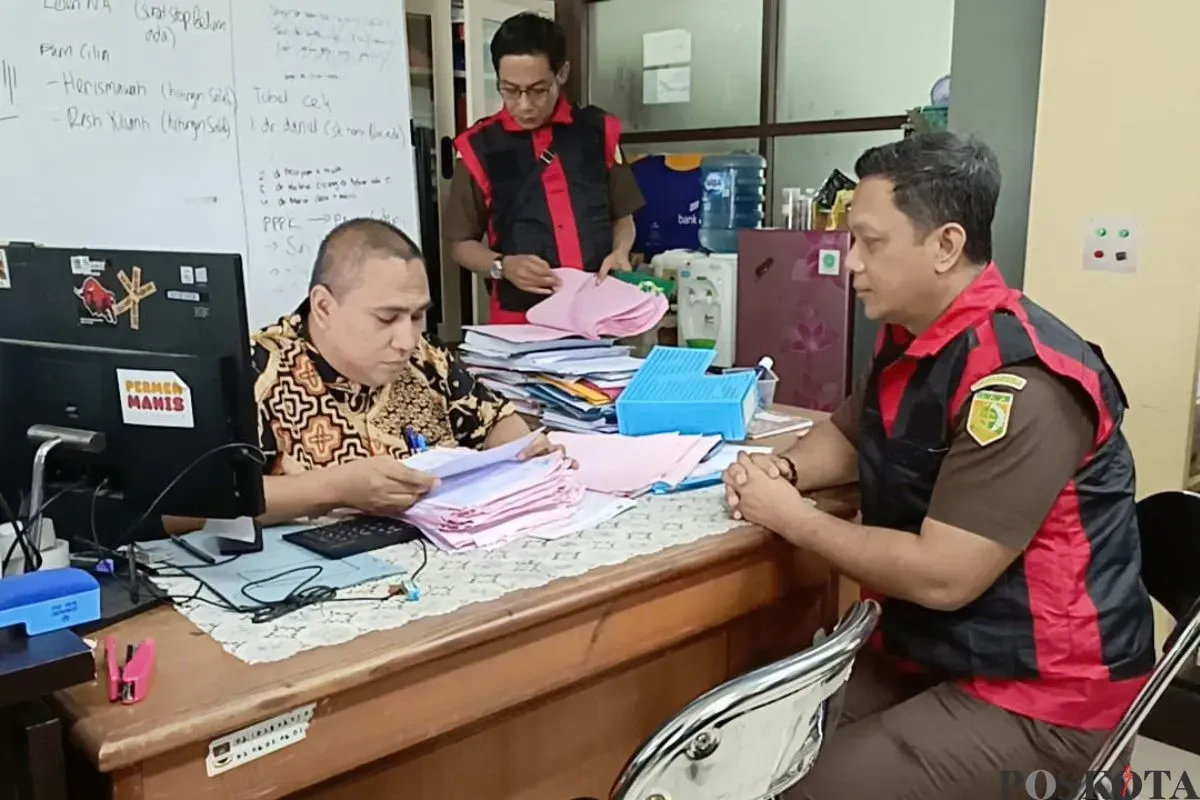 Kejari Bale Bandung menggeledah kantor Dinkes Bandung Barat, Kamis, 24 Juli 2025. (Sumber: Poskota/Gatot Poedji Utomo)
