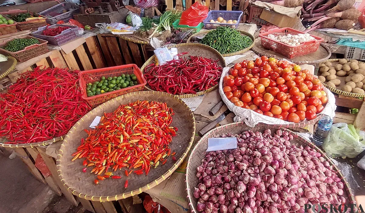 Harga bahan pokok di pasar tradisional Kota Bogor pada Kamis, 24 Juli 2025, stabil, kecuali bawang merah yang mengalami kenaikan sejak beberapa hari terakhir. (Sumber: POSKOTA | Foto: Sekar Putri Andini)