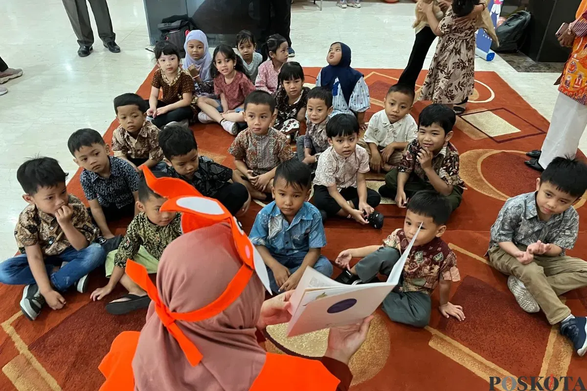 Anak-anak mendengarkan dongeng oleh pendongeng saat Hari Anak Nasional di Kantor Wali Kota Jakarta Barat, Kamis, 24 Juli 2025. (Sumber: Poskota/Pandi Ramedhan)