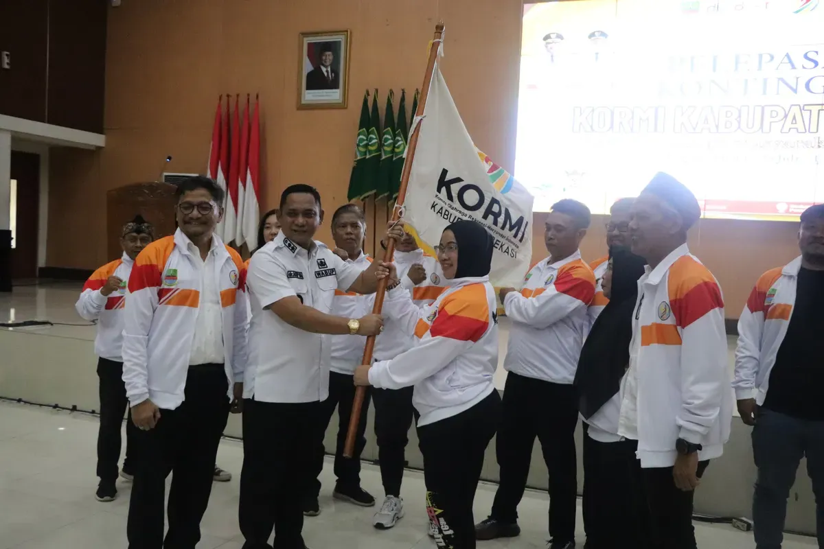 Wakil Bupati Bekasi, Asep Surya Atmaja melepas puluhan atlit dan Official dari Kontingen Kormi Kabupaten Bekasi untuk mengikuti lomba Festival Olahraga Masyarakat Nasional (Fornas) ke VIII Tahun 2025 di NTB. (Sumber: Dok. Pemkab Bekasi)