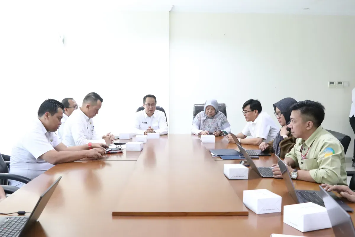 Diskominfosantik Kabupaten Bekasi menerima Kunjungan kerja dari Diskominfo Jawa Barat. Berlangsung di Ruang Rapat Diskominfosantik Cikarang Pusat, Kabupaten Bekasi, kemarin. (Sumber: Dok. Pemkab Bekasi)