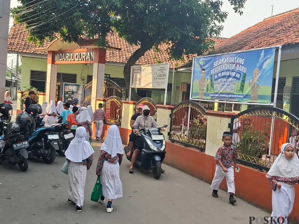 Para siswa MI Darul Quran di Kota Depok usai melaksanakan salat Ashar. Pihak sekolah membantah telah terjadi keracunan meski sebanyak 15 siswa mengeluhkan gejala mual, pusing dan buang air, usai mengonsumsi MBG. (Sumber: Poskota/Angga Pahlevi)