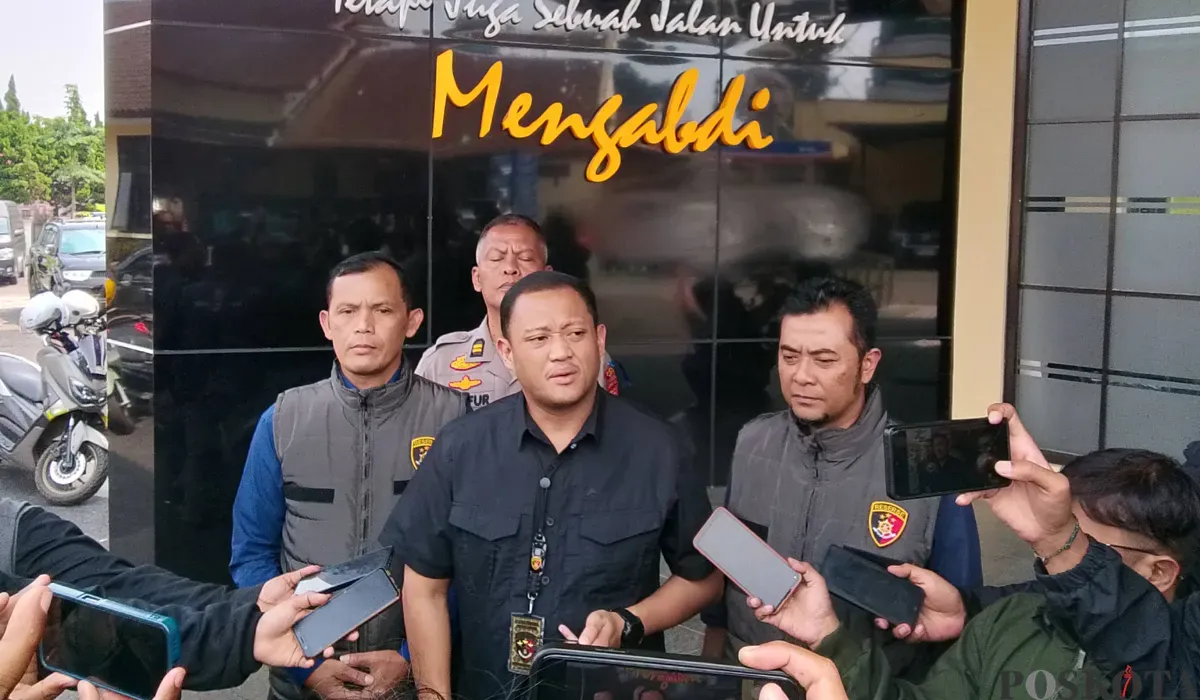 Kasat Reskrim Polres Cimahi, AKP Dimas Charis Suryo Nugroho (tengah), memberikan keterangan kepada sejumlah wartawan terkait kasus dugaan pemalsuan akta perusahaan milik bersama, Kamis 24 Juli 2025. (Sumber: POSKOTA | Foto: Gatot Poedji Utomo)