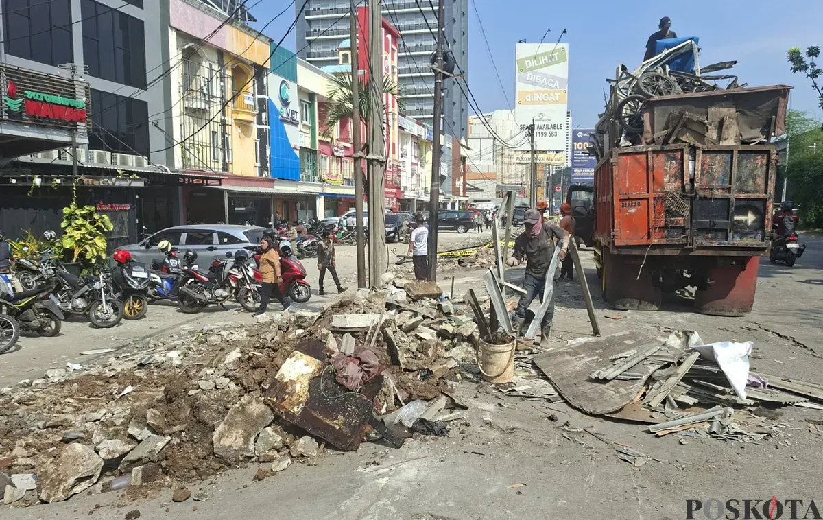 Satpol PP Kota Bekasi melakukan penertiban 17 bangunan liar yang berdiri di sepanjang area Ruko Mega Kalimalang, Kecamatan Bekasi Selatan, Kamis 24 Juli 2025. (Sumber: Poskota/Nurpini Aulia Rapika)