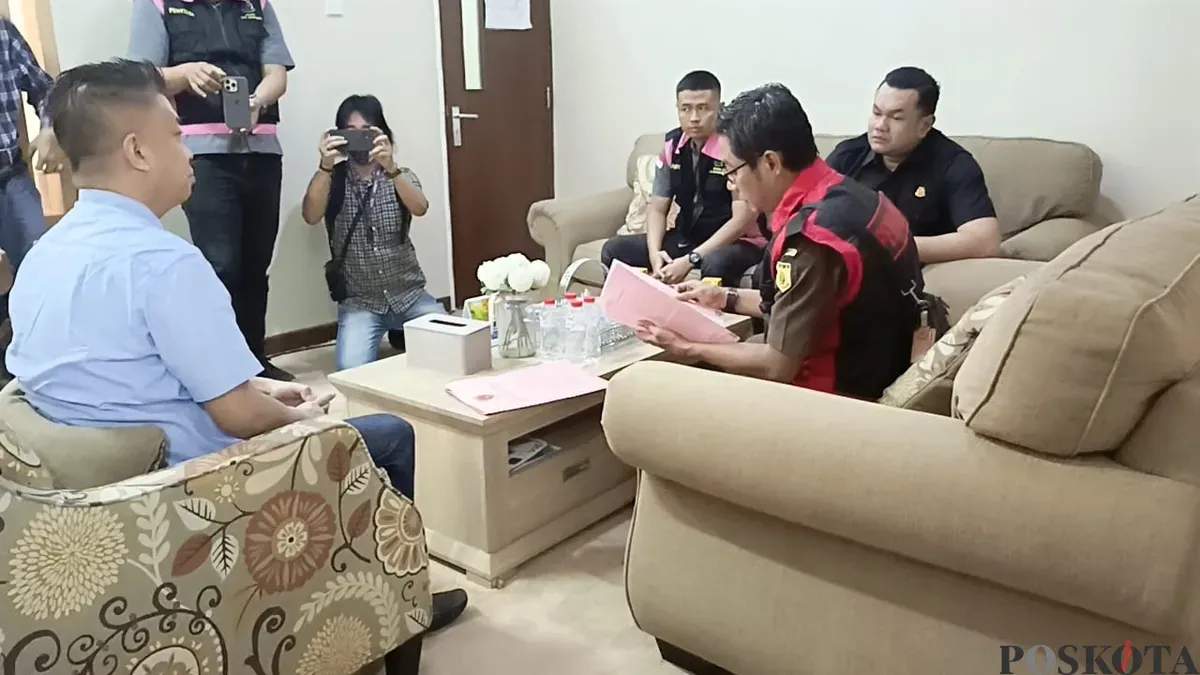 Penyidik dari Kejari Kabupaten Bandung saat melakukan penggeledahan di kantor Dinkes KBB terkait dugaan korupsi mobil caravan lab Covid-19. (Sumber: POSKOTA | Foto: Gatot Poedji Utomo)