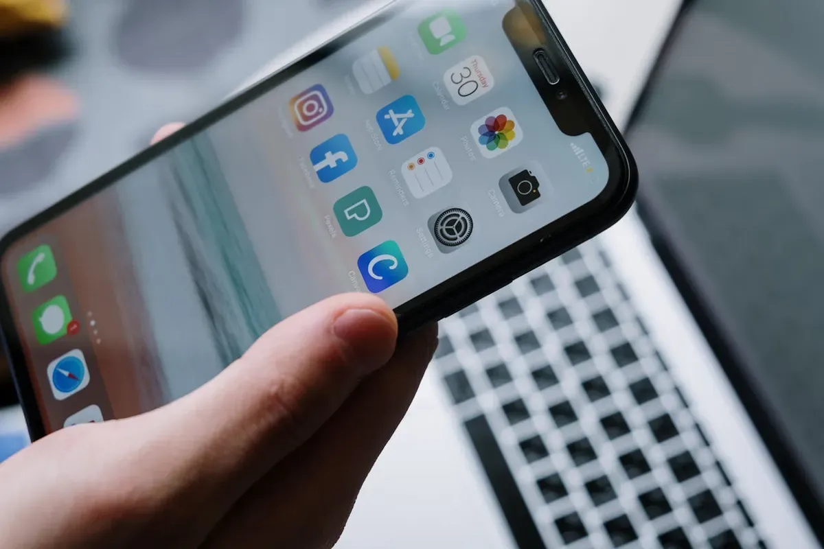 Kenapa iPhone Apple tidak menggunakan microSD sebagai penyimpanan? Berikut ulasannya. (Sumber: Pexels/cottonbro studio)