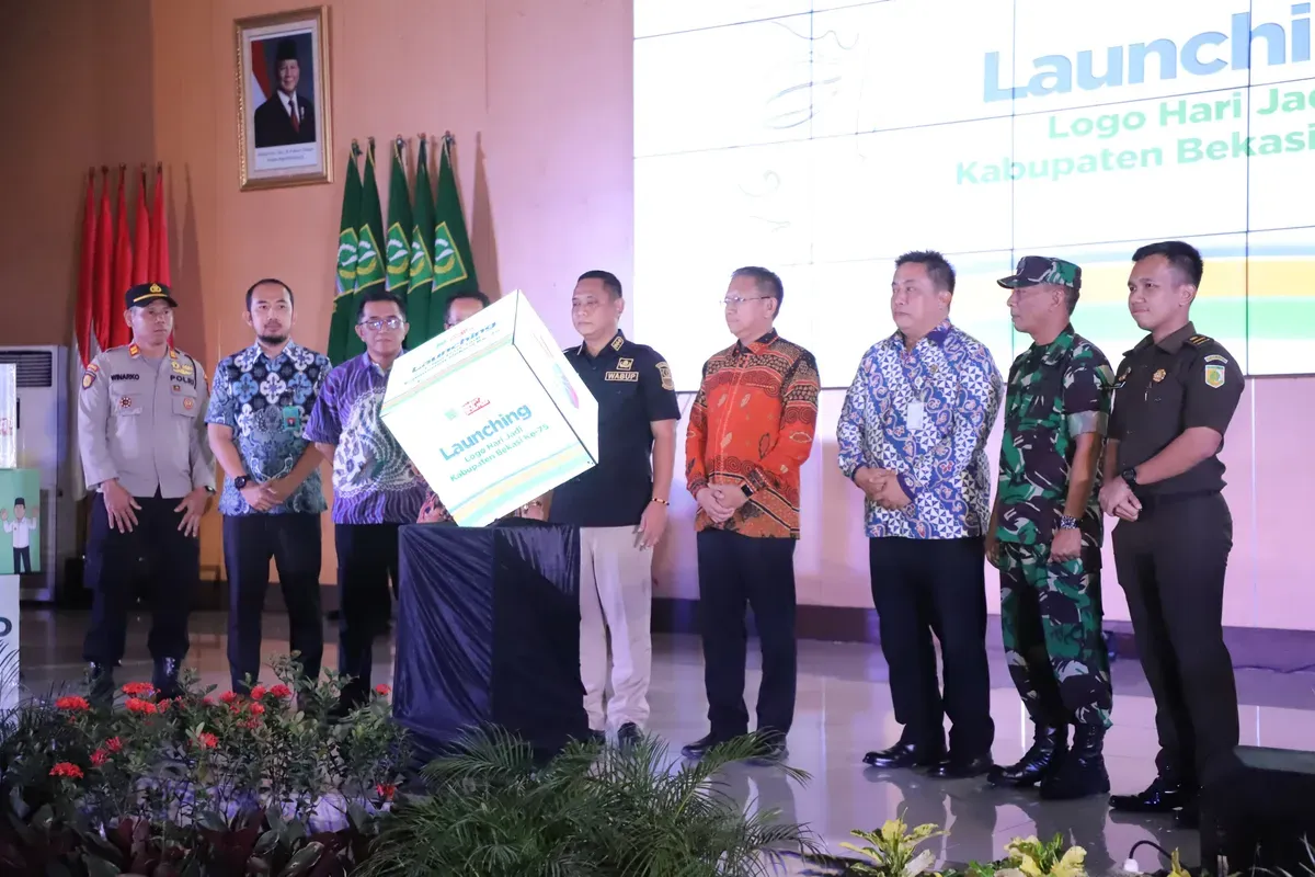Wakil Bupati Bekasi Asep Surya Atmaja meluncurkan logo yang resmi baru HUT ke-75 semangat Kabupaten Bekasi bangkit, maju, dan sejahtera (Sumber: Dok. Pemkab Bekasi)