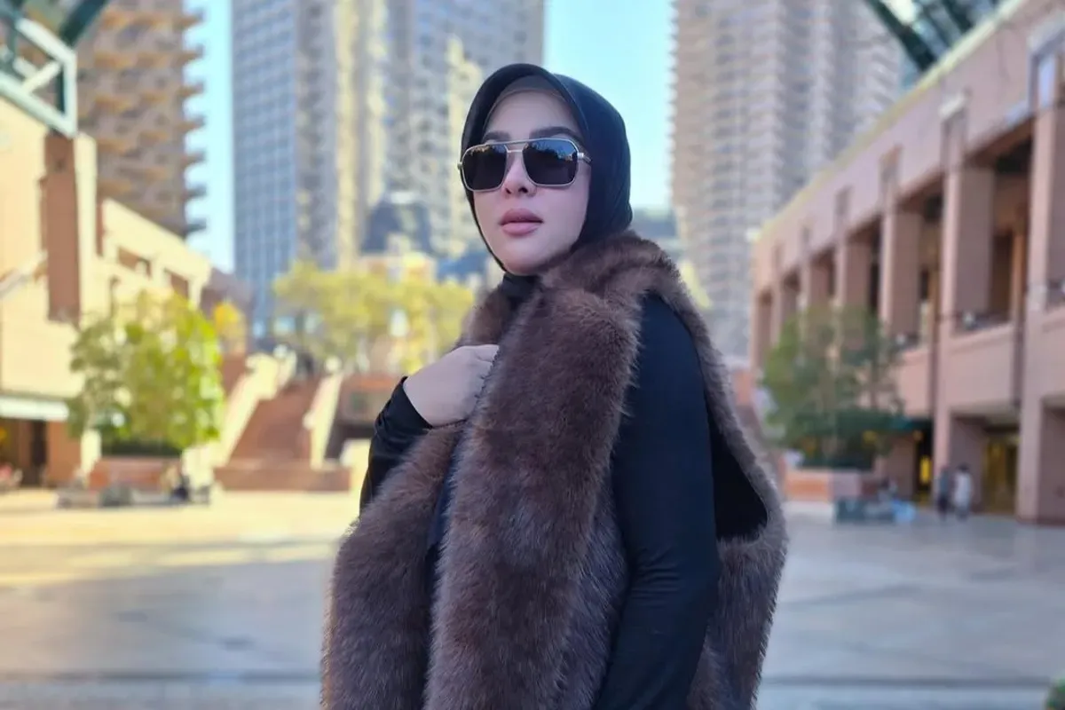 Intip Gaya Syahrini Pakai Jam Tangan Rolex Berbalut Berlian 18 Karat, Harganya Bikin Netizen Syok (Sumber: Instagram/princessyahrini)
