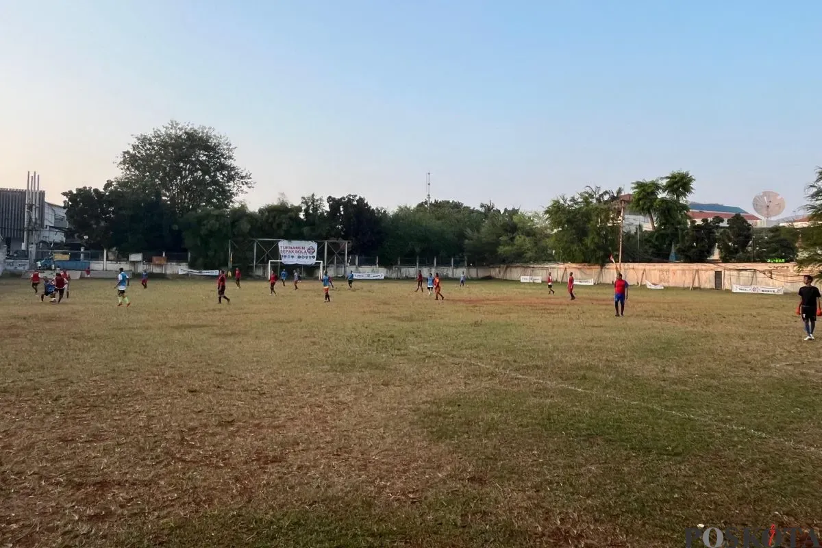 Suasana Lapangan Bola Pilar di Kedoya Selatan, Kecamatan Kebon Jeruk, Jakarta Barat, Jumat, 25 Juli 2025. (Sumber: Poskota/Pandi Ramedhan)