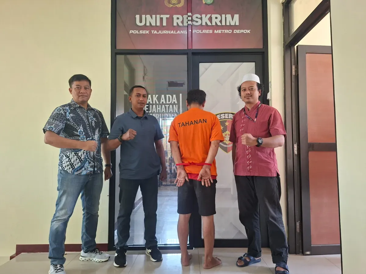 Kanit Reskrim Polsek Tajurhalang, Ipda Mareben Simarsoit (kiri kemeja batik)  bersama Tim Opsnal menangkap pelaku pencuri motor modus mengencani korban. (Sumber: Poskota/Angga Pahlevi)