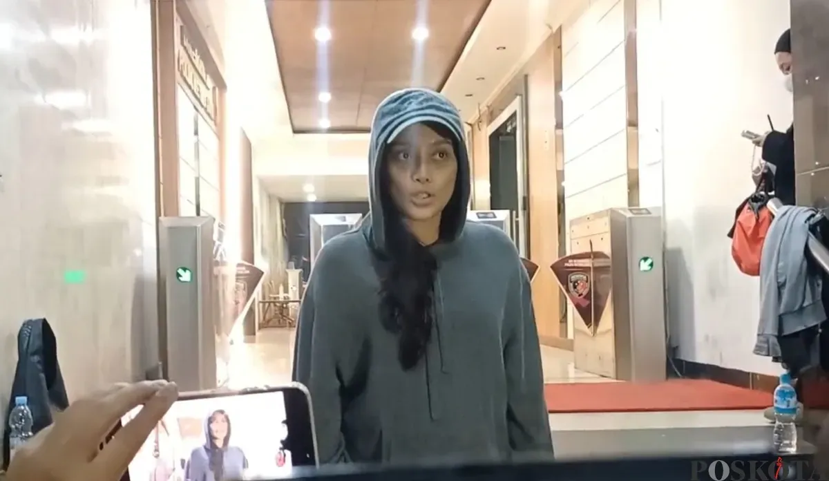 Artis Erika Carlina mendatangi Direktorat Reserse Kriminal Umum (Ditreskrimum) Polda Metro Jaya seorang diri tanpa pendamping pada Kamis, 24 Juli 2025 malam WIB. (Sumber: Poskota/Ali Mansur)