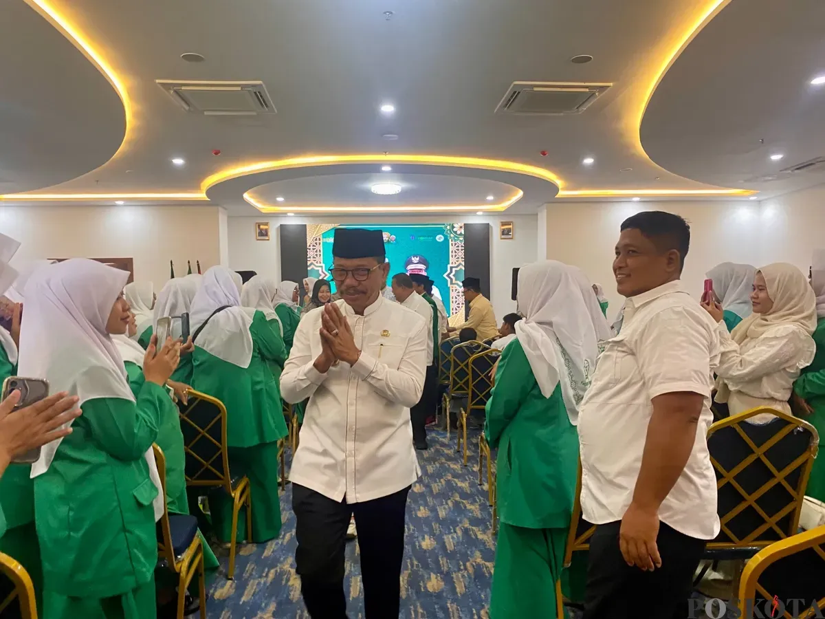 Wali Kota Tangerang, Sachrudin, disambut hangat oleh peserta saat menghadiri pelantikan Pengurus NU Kota Tangerang masa khidmah 2025–2030 di Asrama Haji Grand El Hajj, Cipondoh, Jumat, 25 Juli 2025. (Sumber: Poskota/Primayanti Juli Kumala Manalu)