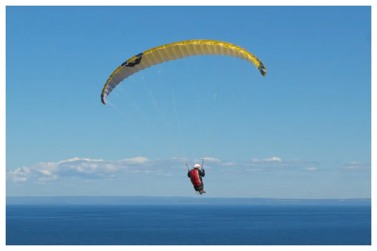 Ilustrasi wisatawan Korea Selatan yang tewas saat Paragliding di kawasan Kutuh, Kuta Selatan, Badung, Bali. (Sumber: Freepik/wirestock)