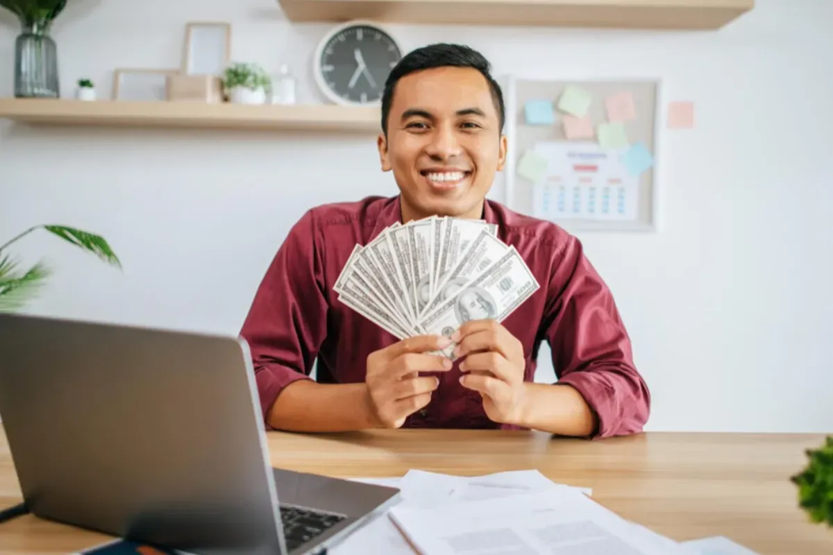 Ilustrasi membangun passive income untuk mencapai kebebasan finansial. (Sumber: Freepik/Jcomp)