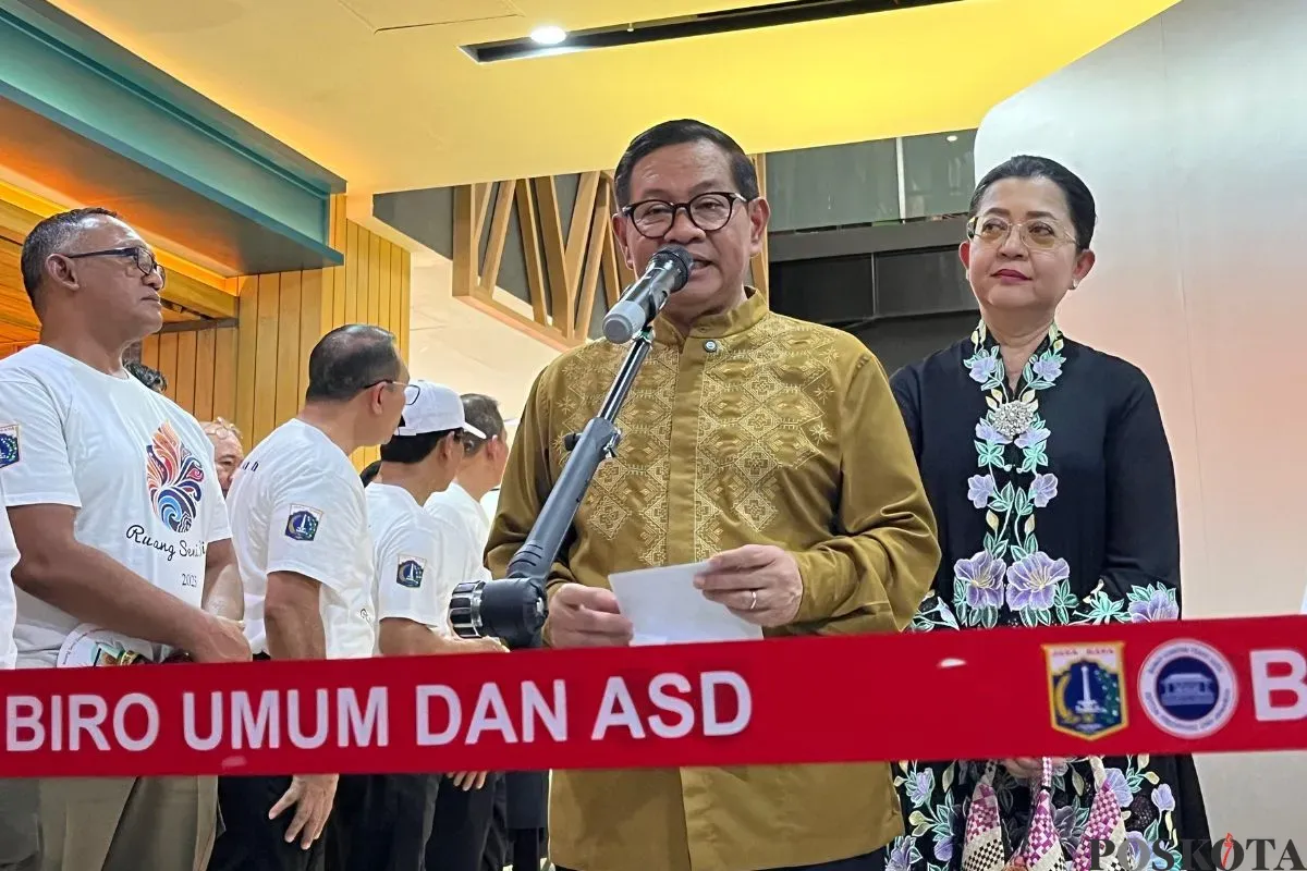 Gubernur Jakarta, Pramono Anung berada di wawancarai awak media di Sarinah, Menteng, Jakarta Pusat, Jumat, 25 Juli 2025. (Sumber: Poskota/Muhammad Tegar Jihad)