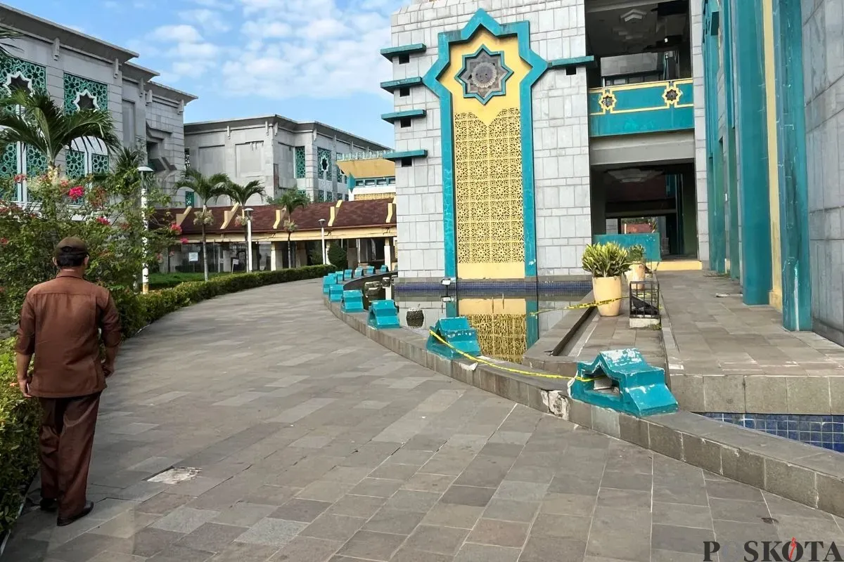 Lokasi remaja tewas terjatuh dari lantai 3 Masjid JIC di Koja, Jakarta Utara, Jumat, 25 Juli 2025. (Sumber: Poskota/Pandi Ramedhan)