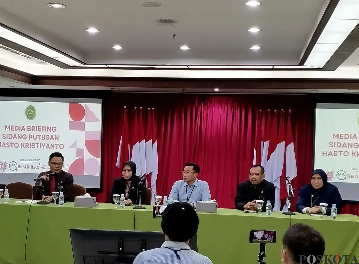 Ketua PN Jakarta Pusat Husnul Khotimah bersama juru bicaranya saat breafing dengan sejumlah wartawan jelang putusan kasus Hasto. (Sumber: Poskota/Ramot Sormin)