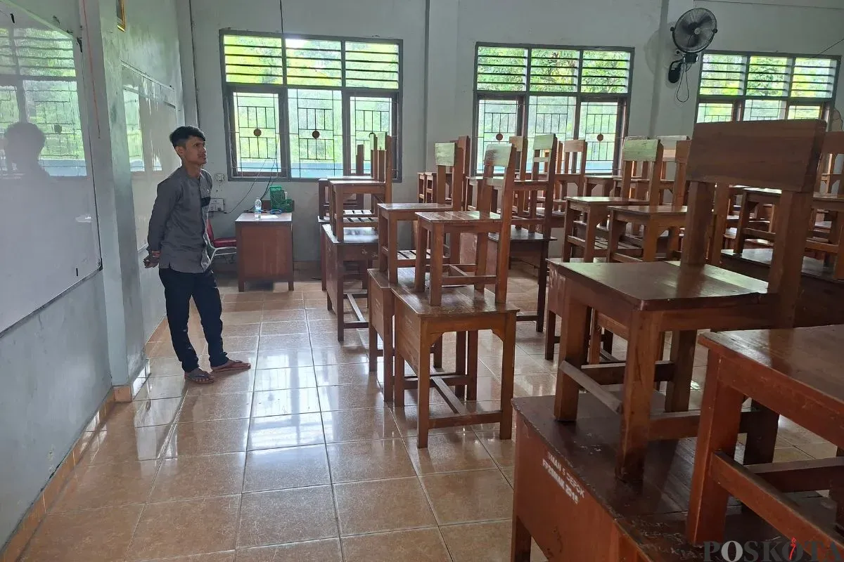 Humas SMAN 5 Kota Depok, Yasin menunjukkan ruang kelas yang diisi 50 siswa, Perumahan Bukit Riveria, Kelurahan Bedahan, Kecamatan Sawangan, Kota Depok, Jumat, 25 Juli 2025. (Sumber: Poskota/Angga Pahlevi)