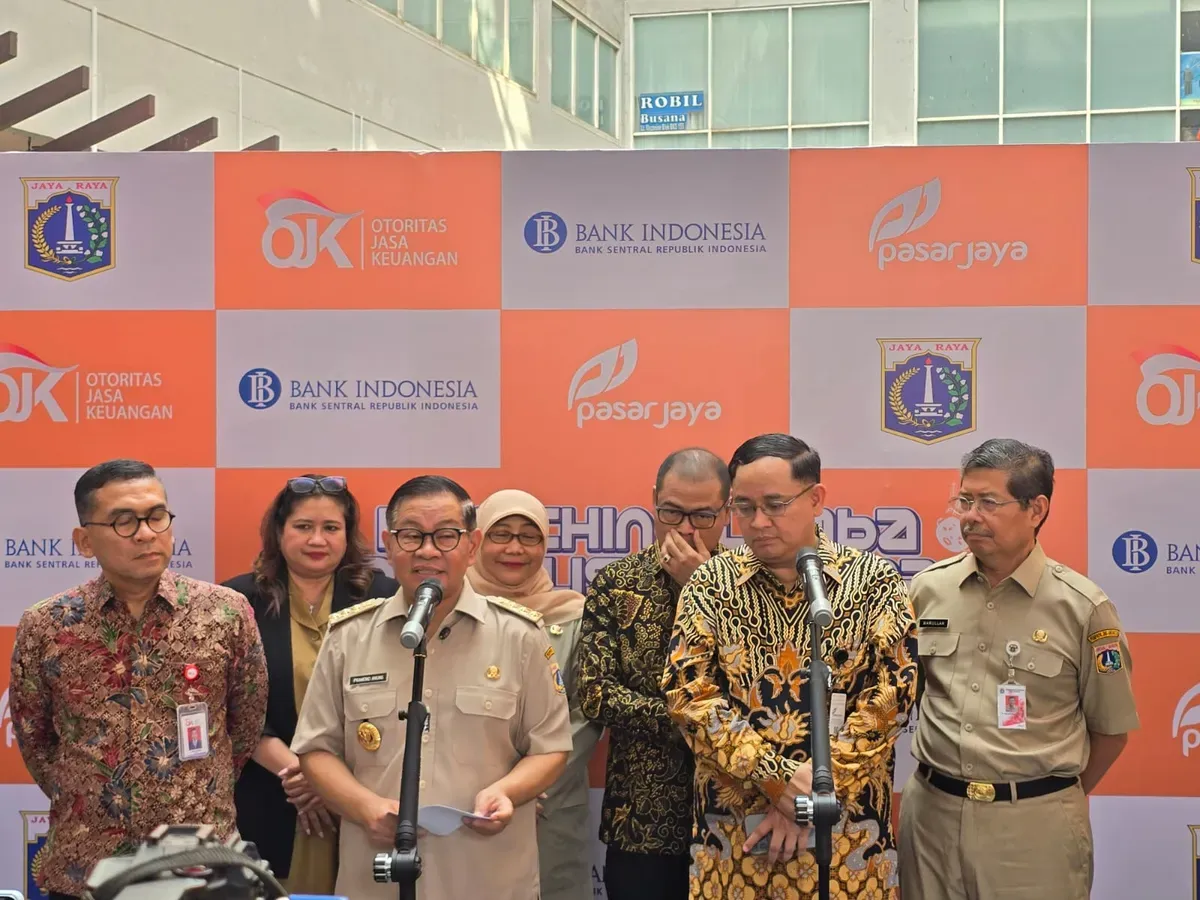 Gubernur Jakarta Pramono Anung bersama Bank Jakarta di Pasar Mayestyk, Kebayoran Baru, Jakarta Selatan, kemarin. (Sumber: Dok. Bank Jakarta)
