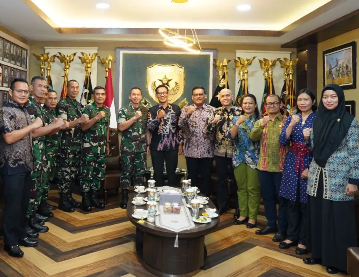 Panglima Kodam Jaya, Mayor Jenderal TNI Deddy Suryadi bersama jajaran berfoto bersama GM PLN UID Jakarta Raya, Mochammad Andy Adchaminoerdin dan ajajaran usai audiensi di Makodam Jaya. (Sumber: Dok. PLN UID Jakarta Raya)