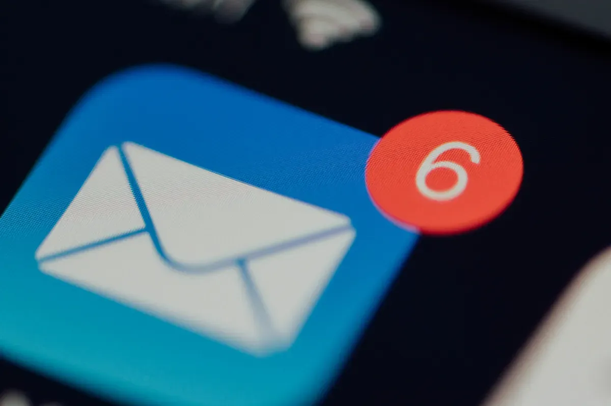 Cara blokir spam SMS mengganggu di Android dan iPhone. (Sumber: Freepik)