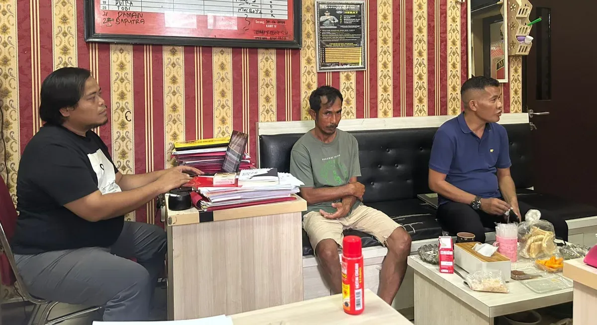 Tampang tersangka Jaenudin (tengah) yang diduga menghamili anak kandungnya saat dimintai keterangan. (Sumber: Polres Serang)