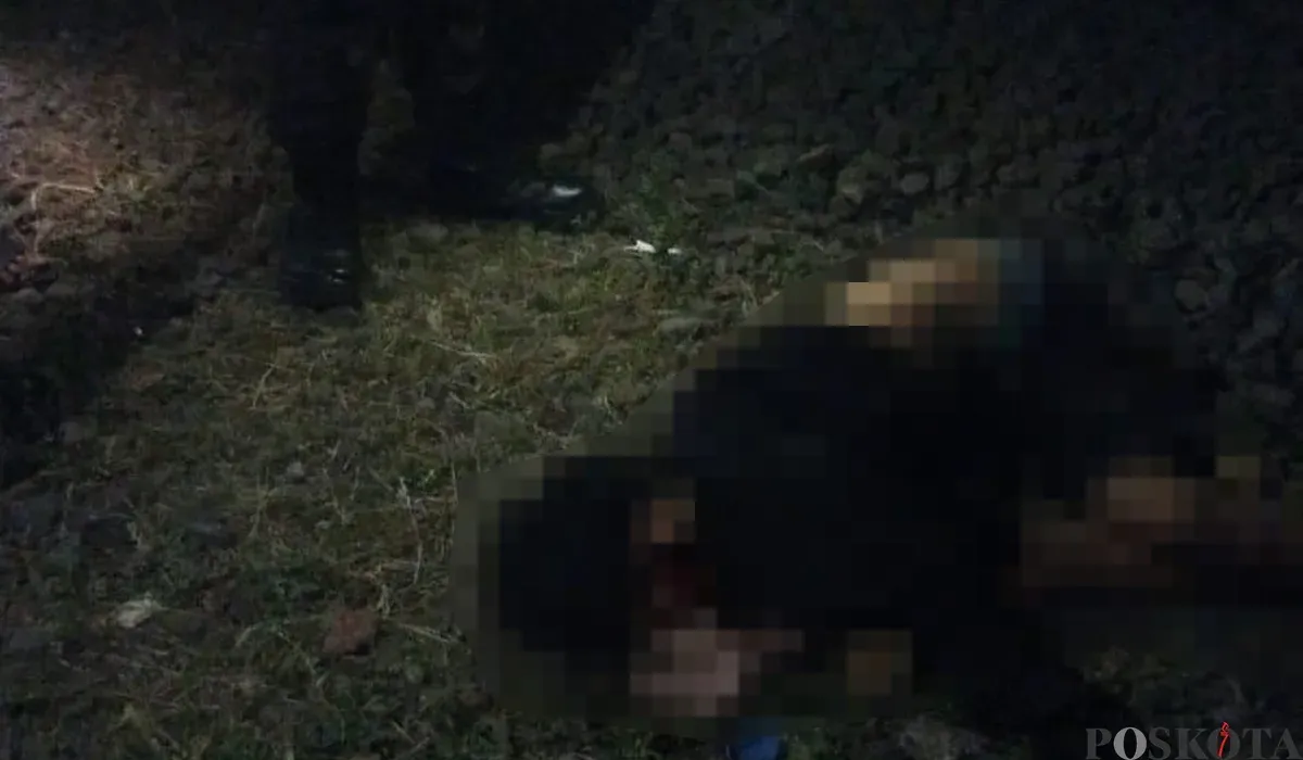 Pengendara motor tertabrak KRL di perlintasan kereta tanpa palang di Kelurahan Pondok Cina, Kecamatan Beji, Kota Depok, Sabtu malam, 26 Juli 2025. (Sumber: POSKOTA | Foto: Angga Pahlevi)