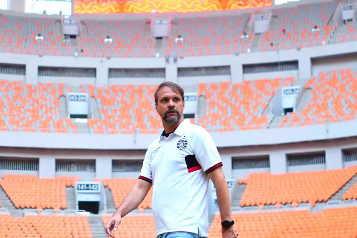 Potret pelatih Persija Jakarta, Mauricio Souza yang menyebutkan laga melawan Arema FC sebagai fondasi menjelang Super League 2025/2026. (Sumber: Persija)