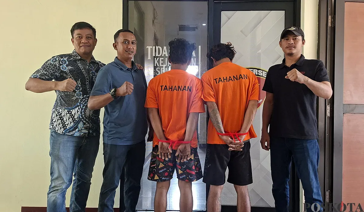 Dua pelaku pencurian di rumah milik pegawai BPK RI di Tajurhalang, Kabupaten Bogor, diamankan polisi. (Sumber: POSKOTA | Foto: Angga Pahlevi)