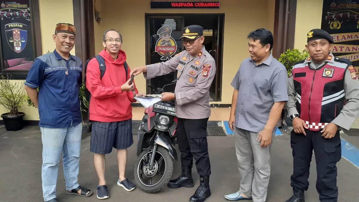 Kapolsek Beji, Kompol Josman Harianja berserta Kanit Reskrim Iptu Yuda menyerah terimakan kendaraan motor yang hilang berhasil dikembalikan kepada korban di Mapolsek Beji. (Sumber: Polsek Beji)