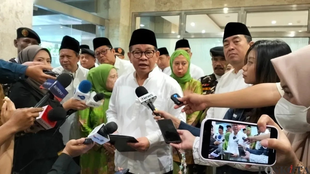 Gubernur Jakarta Pramono Anung saat di wawancarai awak media, di Masjid Istiqlal, Jakarta Pusat, Sabtu, 26 Juli 2025. (Sumber: Poskota/M. Tegar Jihad)