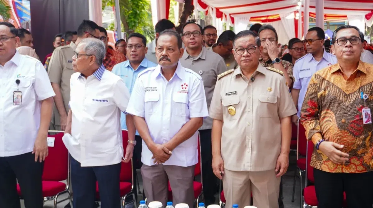 Gubernur Jakarta Pramono Anung dalam kegiatan digitalisasi pasar di Pasar Santa, Kebayoram Baru, Jakarta Selatan, pada Selasa, 22 Juli 2025. (Sumber: APKLI)