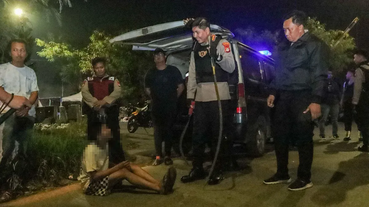 Petugas dari Polres Metro Jakarta Timur menangkap seorang anak di bawah umur yang kedapatan membawa senjata tajam saat patroli gabungan pada Sabtu dini hari, 26 Juli 2025. (Sumber: Dok Polres Jakarta Timur)