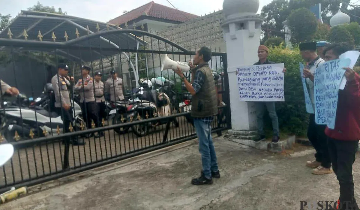 Sejumlah aktivis saat melakukan aksi unjuk rama di depan Kantor DPMPD Pandeglang, terkait belanja buku desa dan kaus KIM. (Sumber: POSKOTA | Foto: Samsul Fatoni)