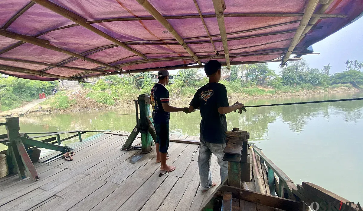 Eretan kayu jadi andalan warga tiga kecamatan di Kabupaten Tangerang menyeberangi di Kali Cisadane, Selapang Jaya, Kecamatan Neglasari, Kota Tangerang. (Sumber: POSKOTA | Foto: Primayanti)