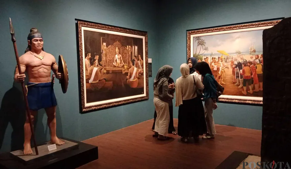Sejumlah pengunjung di Galeri Bumi Parawira, Kecamatan Bogor Tengah, Kota Bogor, Minggu 27 Juli 2025. (Sumber: POSKOTA | Foto: Sekar Putri Andini)