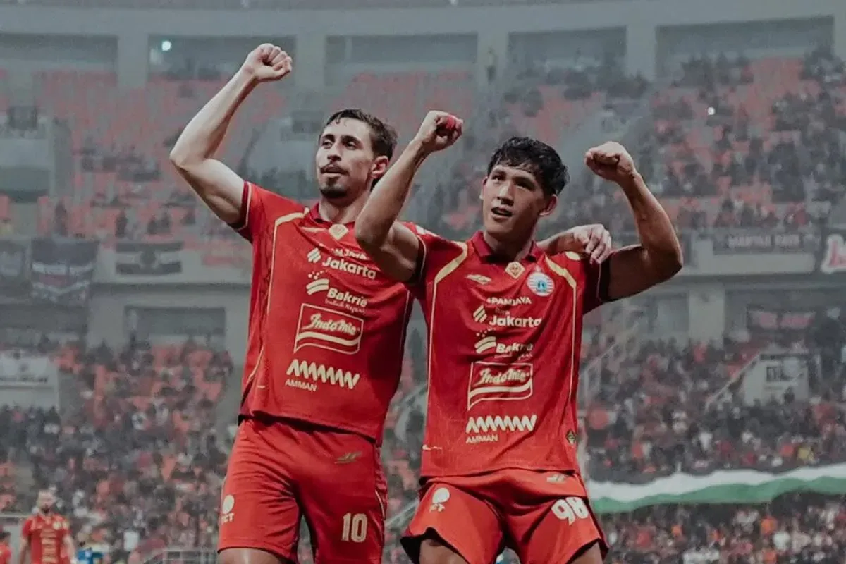 Gustavo Franca Amadio dan Eksel Runtukahu dalam laga uji coba Persija vs Arema. (Sumber: Instagram/@persija)